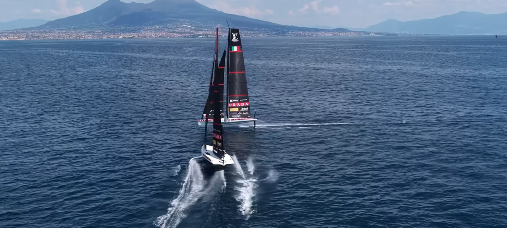 America's Cup Nápoles 2026: guía completa de la Preliminary Regatta Dos AC40 de Luna Rossa navegando juntos frente a Nápoles