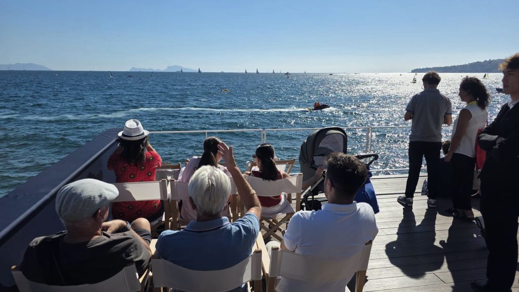El público observa la actividad en el Golfo de Nápoles durante los días de la Preliminary Regatta.