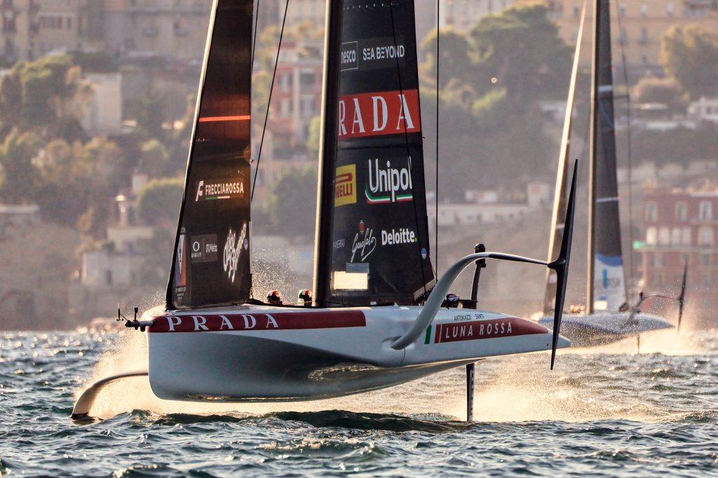 America's Cup Nápoles, Día 1: Luna Rossa gana y termina líder tras una jornada de drama Luna Rossa durante el Race Day 1 de la America's Cup en Nápoles