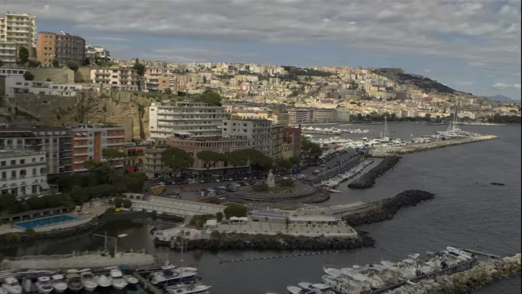La America's Cup desde el paseo marítimo de Nápoles