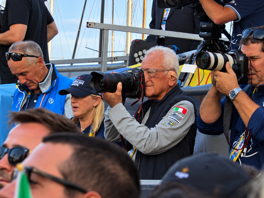 America's Cup Nápoles, Día 1: Luna Rossa gana y termina líder tras una jornada de drama El fotografo Carlo Borlenghi Carlo tomando fotos en el Race village en Barcelona durante las regatas de la America's Cup 2024.