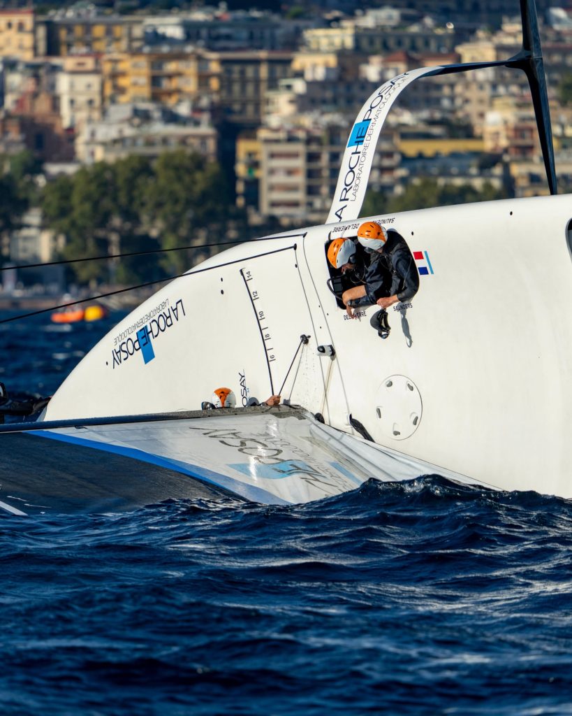 America's Cup Nápoles, Día 1: Luna Rossa gana y termina líder tras una jornada de drama Vuelco de La Roche-Posay Racing Team durante Race 2 en Nápoles