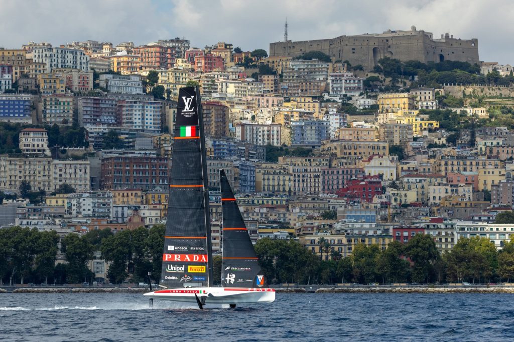 America's Cup Nápoles, Día 1: Luna Rossa gana y termina líder tras una jornada de drama America's Cup Nápoles Día 1: Luna Rossa líder