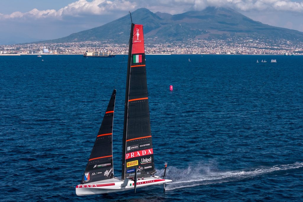 Luna Rossa navegando en el Golfo de Nápoles durante el Practice Day